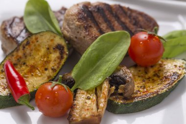 Taze sebzeli ızgara et. 