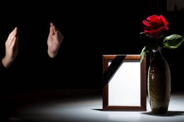 Karanlık arka planda sempati kartı için boş yas çerçevesi