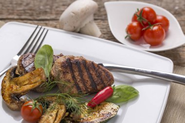 Taze sebzeli ızgara et. 