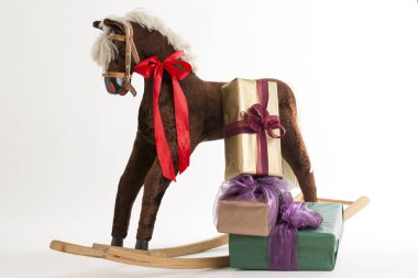 Eski stil Noel ağacı ve sallanan at