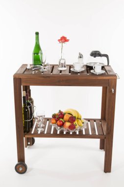 Beyaz arka planda alkollü ve meyveli ahşap masa