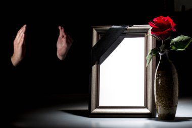 Karanlık arka planda sempati kartı için boş yas çerçevesi