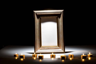 Karanlık arka planda sempati kartı için boş yas çerçevesi