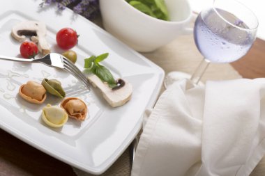 Tabağında mantar olan lezzetli ravioli.