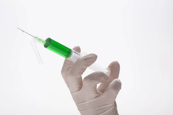 白で隔離された感染症に対する保健従事者のための注射針保護の新世代 — ストック写真