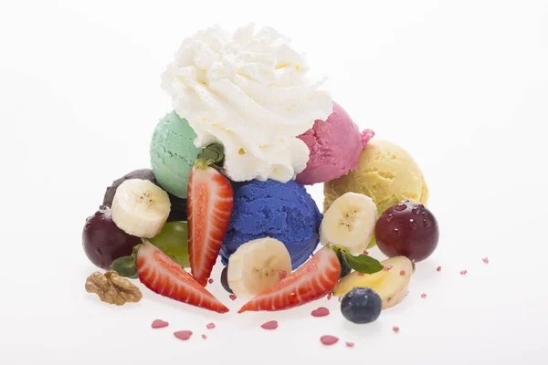 Fagylaltkanalat Friss Gyümölcsökkel Tejszínhabot Fehérrel — Stock Fotó