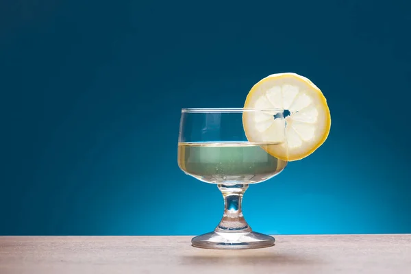 Стакан Напитка Синем Фоне — стоковое фото