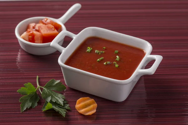 Tomatensuppe Auf Dem Teller Mit Frischem Gemüse Für Die Speisekarte — Stockfoto