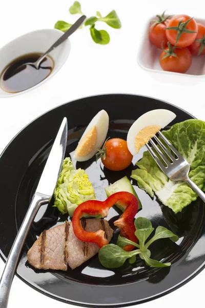 Verse Salade Met Geroosterd Spek Plaat Versierd Achtergrond — Stockfoto