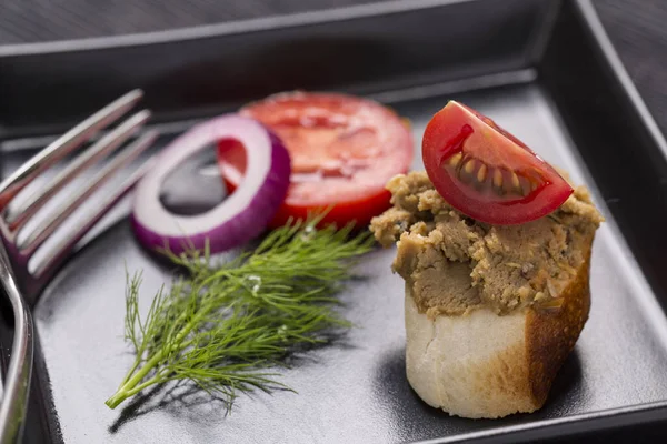 新鮮な野菜で飾られたパンの上のリバーウルト — ストック写真