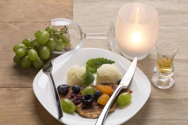 Pechuga Pollo Con Fruta Seca Decorada Tabletas —  Fotos de Stock