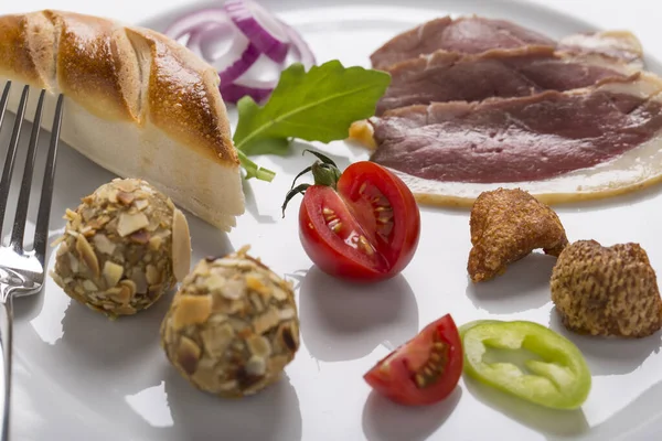冷たい前菜 スモークハムと 野菜とパンとプレート上に飾られた肝臓のボンボン — ストック写真