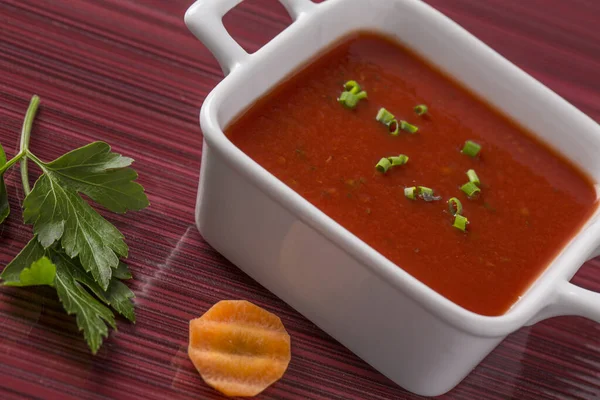 Tomatensuppe Auf Dem Teller Mit Frischem Gemüse Für Die Speisekarte — Stockfoto