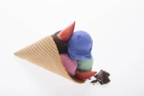 Renkli Tatlı Dondurma Beyaz Üzerine Izole Edilmiş — Stok fotoğraf