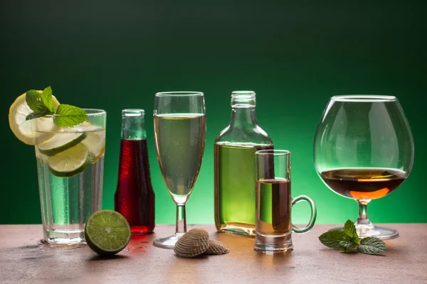 Odrůda Nápojů Mojito Koňak Whisky Zeleném Pozadí — Stock fotografie