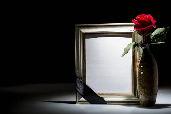 暗い背景に同情カードのための空白の喪フレーム — ストック写真