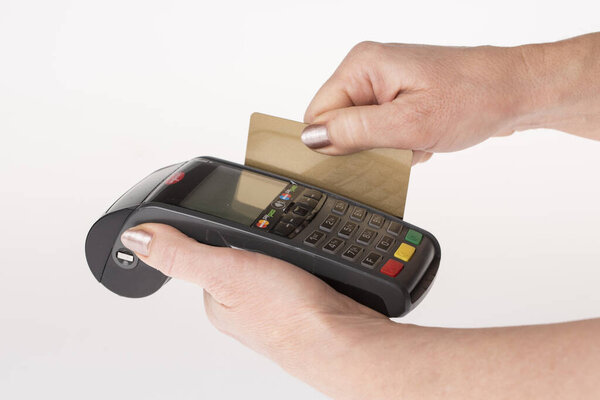 женщина держит кард-ридер
