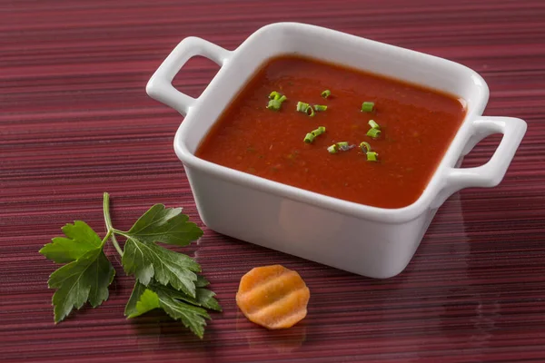 Tomatensuppe Auf Dem Teller Mit Frischem Gemüse Für Die Speisekarte — Stockfoto