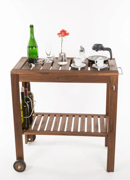 Ξύλινο Τραπέζι Μπουκάλια Αλκοόλ Και Τριαντάφυλλο Λευκό Φόντο — Φωτογραφία Αρχείου