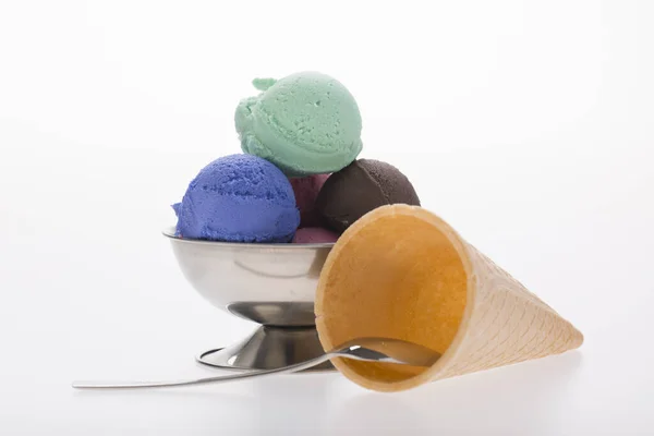 色彩艳丽的冰淇淋甜点 用白色隔开 — 图库照片