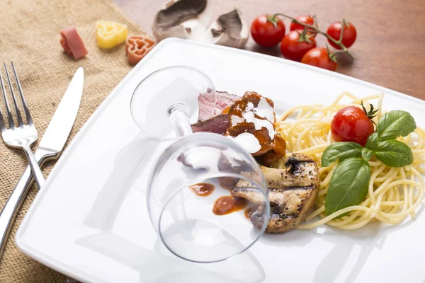 Smakelijk Italiaans Gerecht Met Tomaten Pasta Vlees — Stockfoto