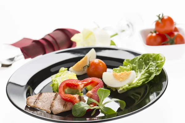 Verse Salade Met Geroosterd Spek Plaat Versierd Achtergrond — Stockfoto