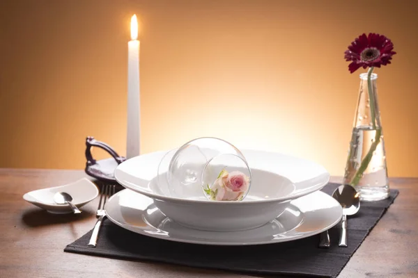 Table Romantique Avec Lumière Aux Bougies Sur Fond Marron — Photo