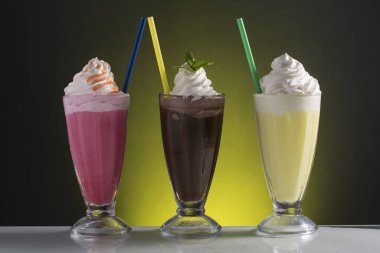 Sıcak yaz günleri için renkli soğuk frappe