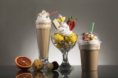 Buzlu kahve, buzlu kahve ve menü kartı için krem şantili vanilyalı Napoli bardağı.