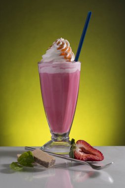 Sıcak yaz günleri için renkli soğuk frappe