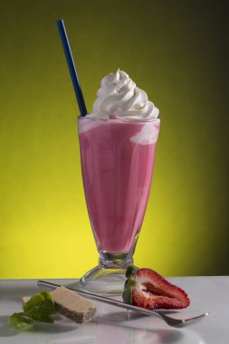 Sıcak yaz günleri için renkli soğuk frappe