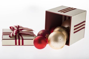 Beyaz arkaplanda renkli noel süslemesi