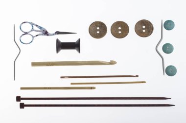 Beyaz arka planda örgü işi için yardımcı ürünler