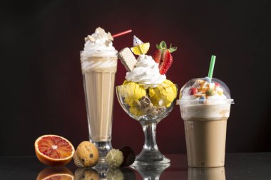 Buzlu kahve, buzlu kahve ve menü kartı için krem şantili vanilyalı Napoli bardağı.