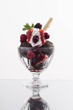 Renkli kırmızı berrie sundae çikolatalı buz ve krem şantili.