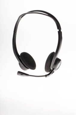 Beyaz arkaplanda siyah kulaklık