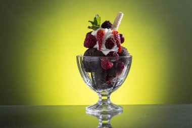 Renkli kırmızı berrie sundae çikolatalı buz ve krem şantili.