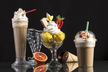 Buzlu kahve, buzlu kahve ve menü kartı için krem şantili vanilyalı Napoli bardağı.