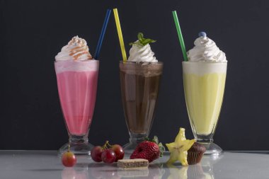 Sıcak yaz günleri için renkli soğuk frappe