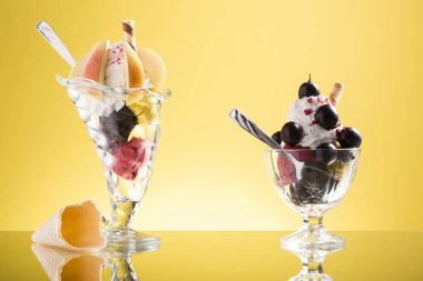 Renkli armut bardağı ve kırmızı üzümlü dondurma.