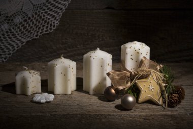 Xmas zamanı için dekore edilmiş mumlar ekleyin