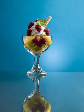 Dondurma ve böğürtlenli fincan