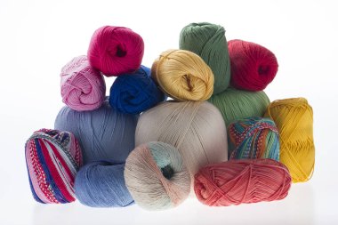 Parlak arkaplanda renkli iplikler