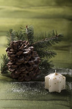 Güzel Noel süslemeleri, renkli mumlarla