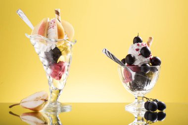 Renkli armut bardağı ve kırmızı üzümlü dondurma.