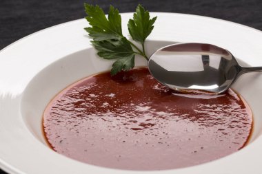 Tabakta domates çorbası ve menü kartı için taze sebzeler.