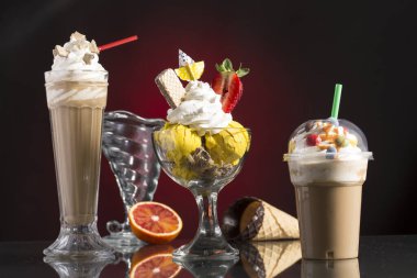 Buzlu kahve, buzlu kahve ve menü kartı için krem şantili vanilyalı Napoli bardağı.