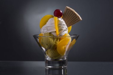 Krem şanti ve şeftaliyle süslenmiş şeftali.