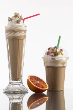 Krem şanti ve bonbonla süslenmiş buzlu kahve ve plastik servis kupası, menü kartı reklamı.