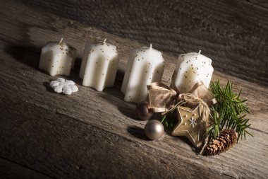 Xmas zamanı için dekore edilmiş mumlar ekleyin